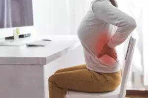 علت کمردرد ناشی از نشستن طولانی چیست؟ بهترین روشهای درمان بدون جراحی 4 درد پایین کمر